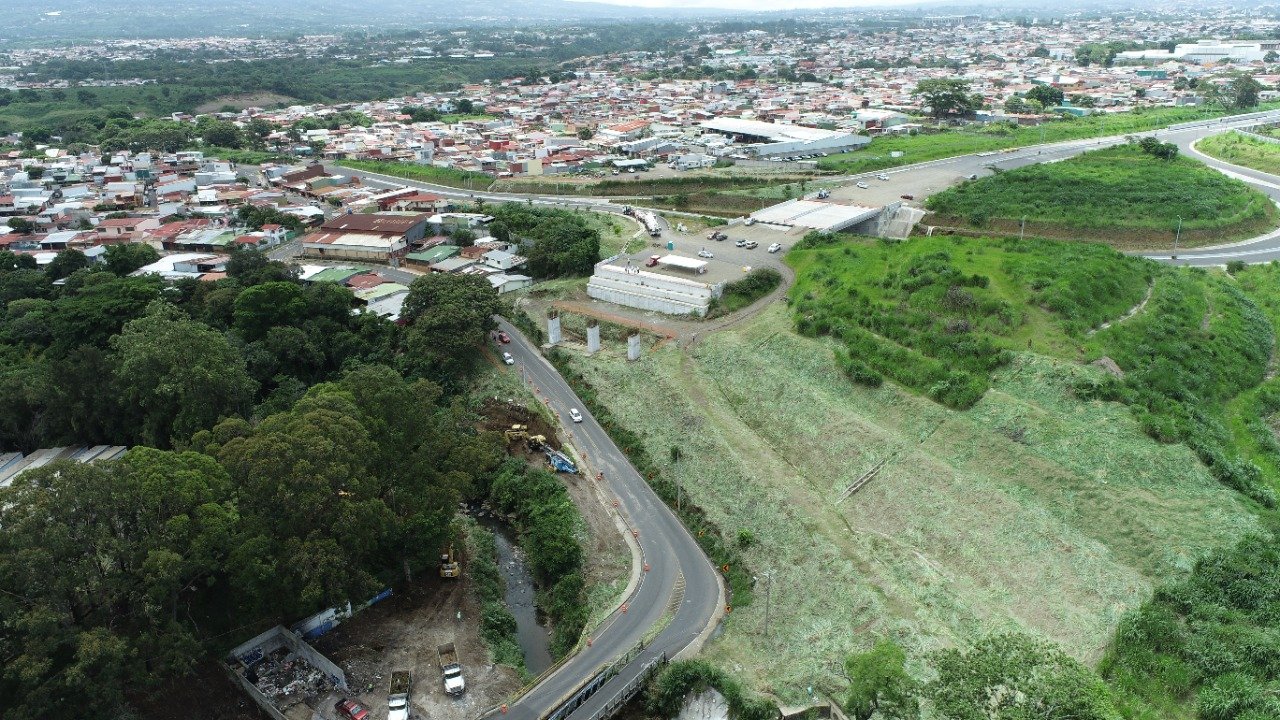 Avanza construcción de puente sobre quebrada Rivera en León XIII