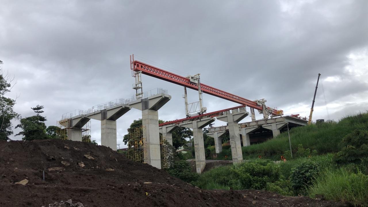 Hoy se colocará las vigas en puente sobre quebrada Rivera en León XIII