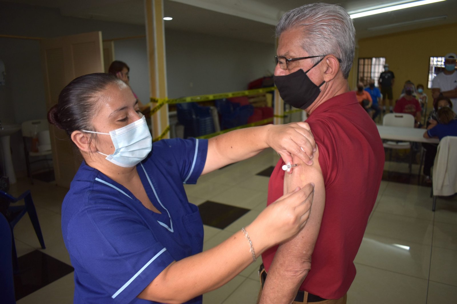 Duplican la cantidad de vacunas que aplica por semana contra el coronavirus