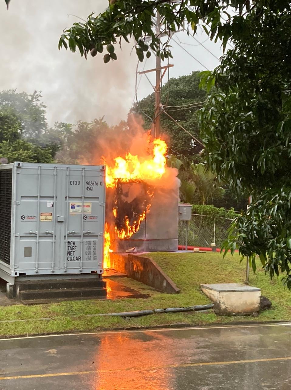 Rayo impactó  un panel de transformadores y provocó un incendio