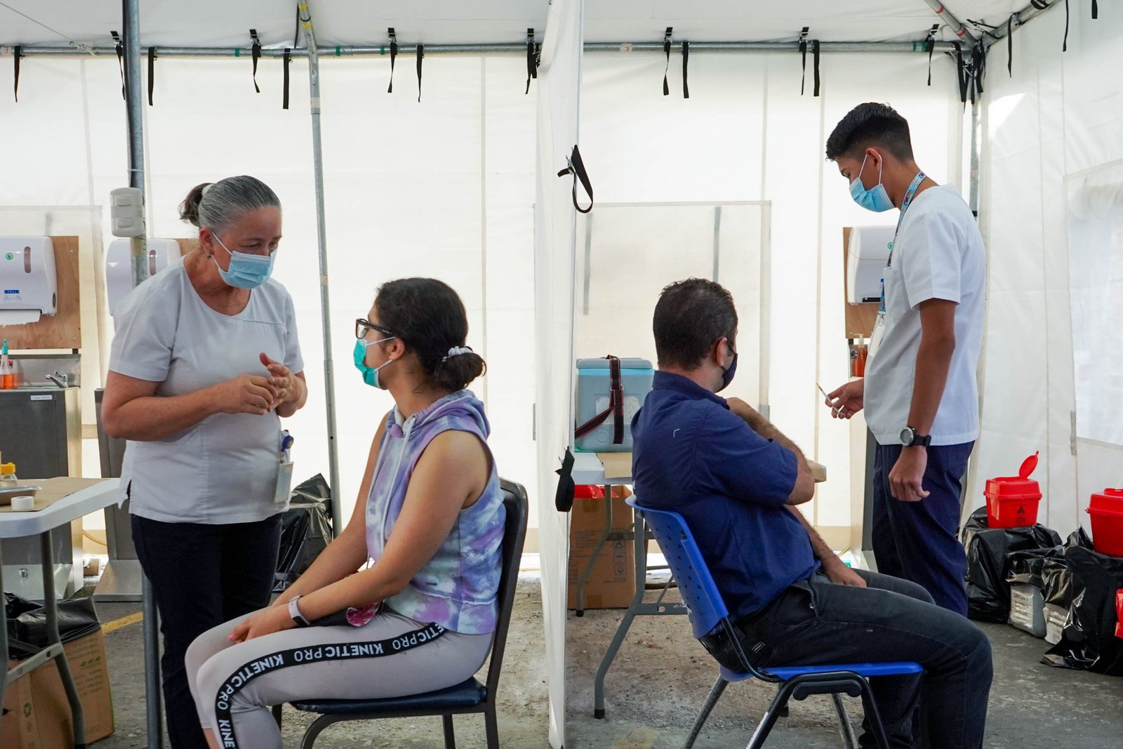 Presidente y Primera Dama reciben su tercera dosis contra el Covid en la clínica , Jiménez Núñez