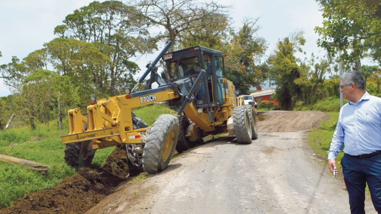En Coronado mejoran vías en caminos rurales