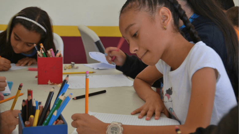 Concurso de Carretica Cuentera invita a escolares a crear relatos contra la discriminación