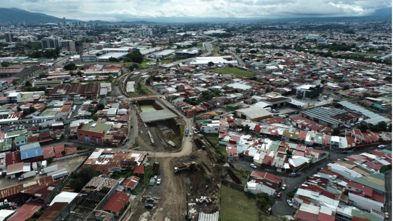 Izaje de vigas para túnel, requiere cierre de vías en sector de Calle Blancos