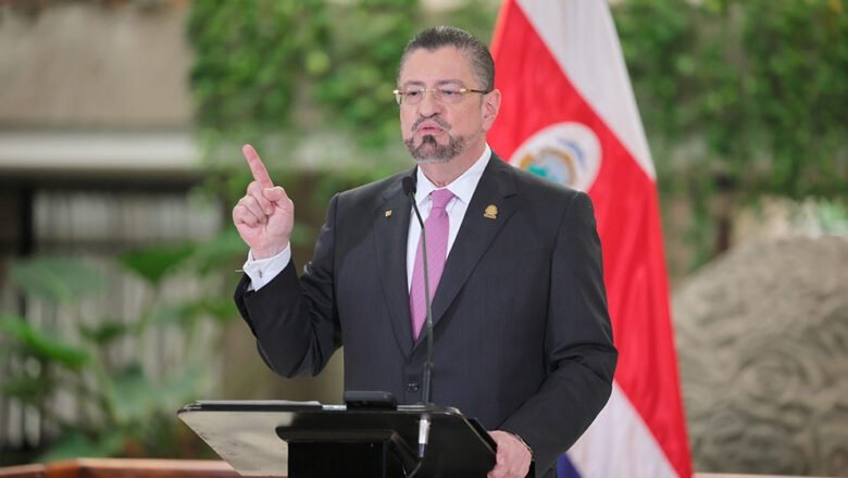 RENUNCIAN VICEPRESIDENTE Y SEIS MINISTROS