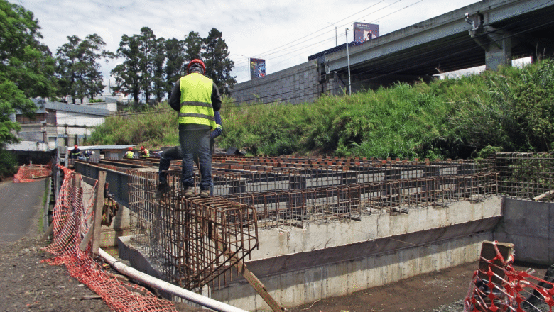 Nuevo puente sobre Quebrada Rivera, León XIII alcanza 65% de avance