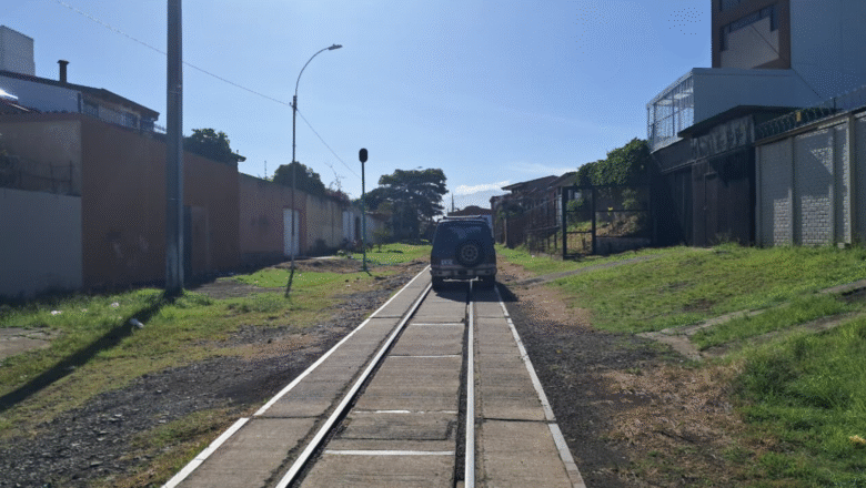 Circular, obstruir o estacionar en el derecho de vía del tren implica una multa de ¢123.000