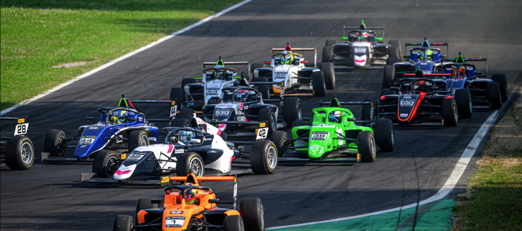 Enfoque de superación en Campeonato Italiano de Fórmula 4