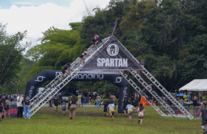 JOSETH CÉSPEDES Y VALERIA MARÍN CONQUISTARON LA CATEGORÍA ÉLITE DE SPARTAN RACE EN LAS MONTAÑAS DE OROSI